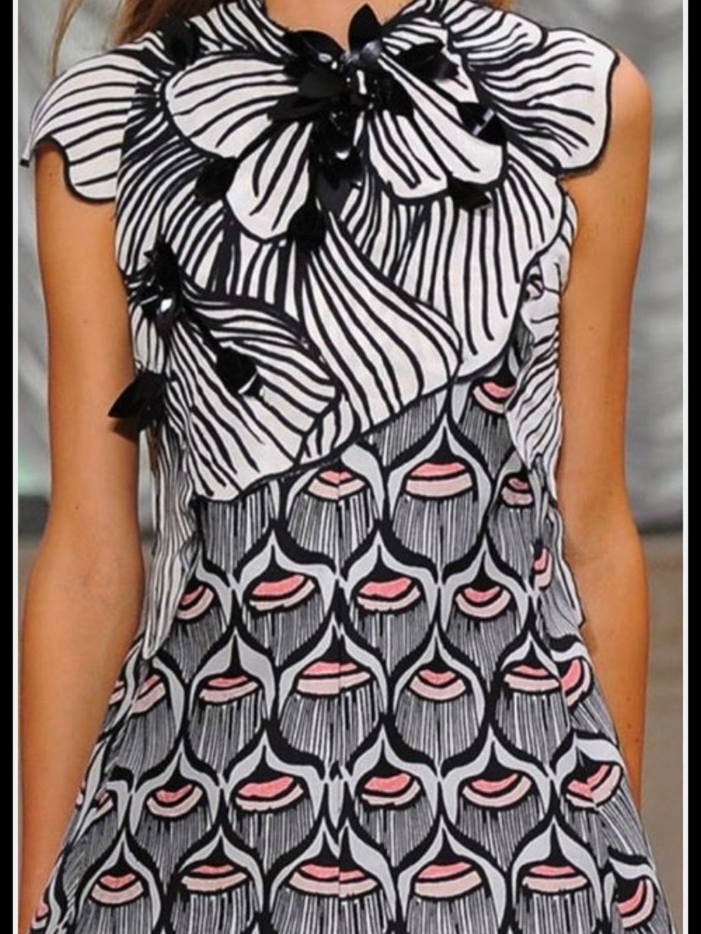 Graphic Floral Sleeveless Shift Dress in White, Black & Pink